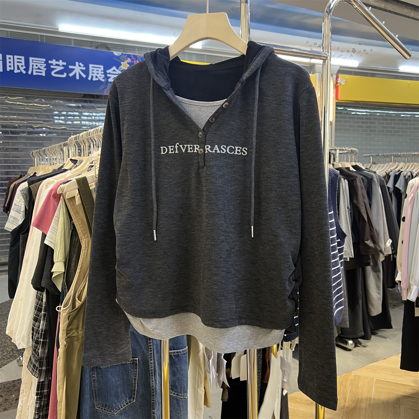 小时代秋季加厚连帽扣子长袖T恤女羊绒假两件套宽松两侧抽绳上衣