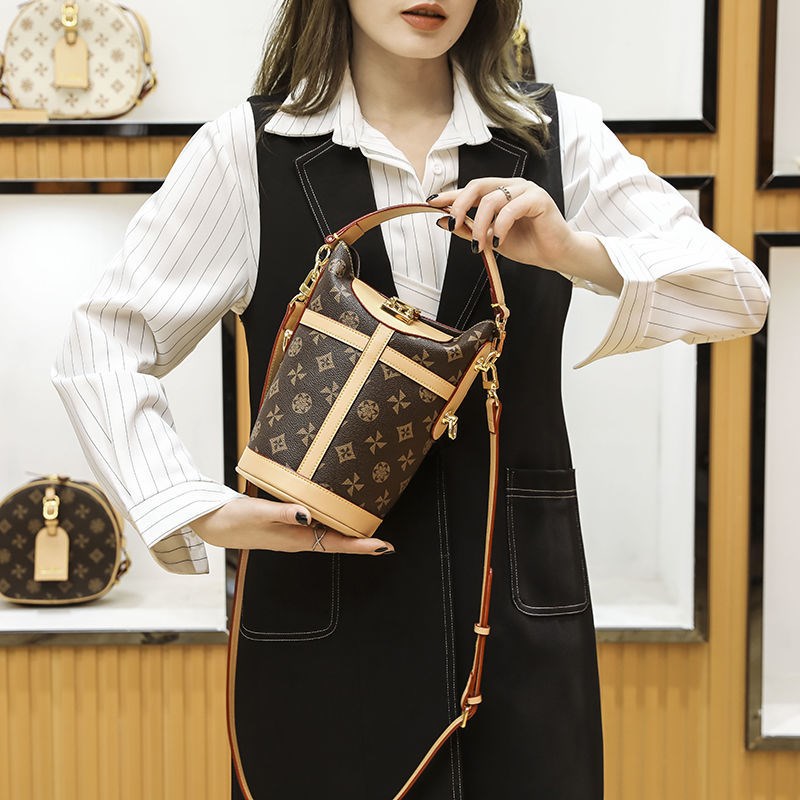 薯条包女2021夏新款真皮时尚老花水桶包女士单肩斜挎圆筒包手提包