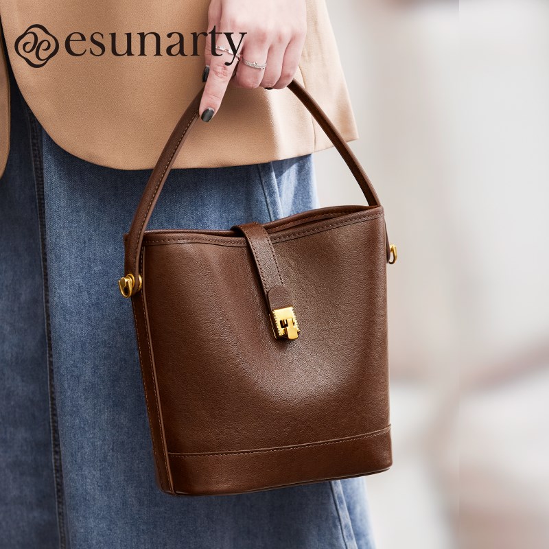 母亲节礼物水桶包包女式2025新款真皮斜挎包大容量轻便单肩手提包
