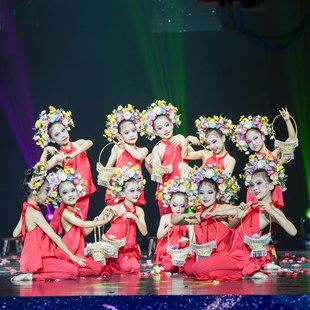 元旦新款簪花入梦演出服舞蹈道具凳子花篮舞蹈服头饰手提篮子板凳