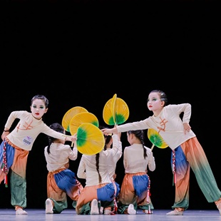 风吹稻花香两岸舞蹈服舞蹈扇子一条大河波浪宽演出服道具蒲扇