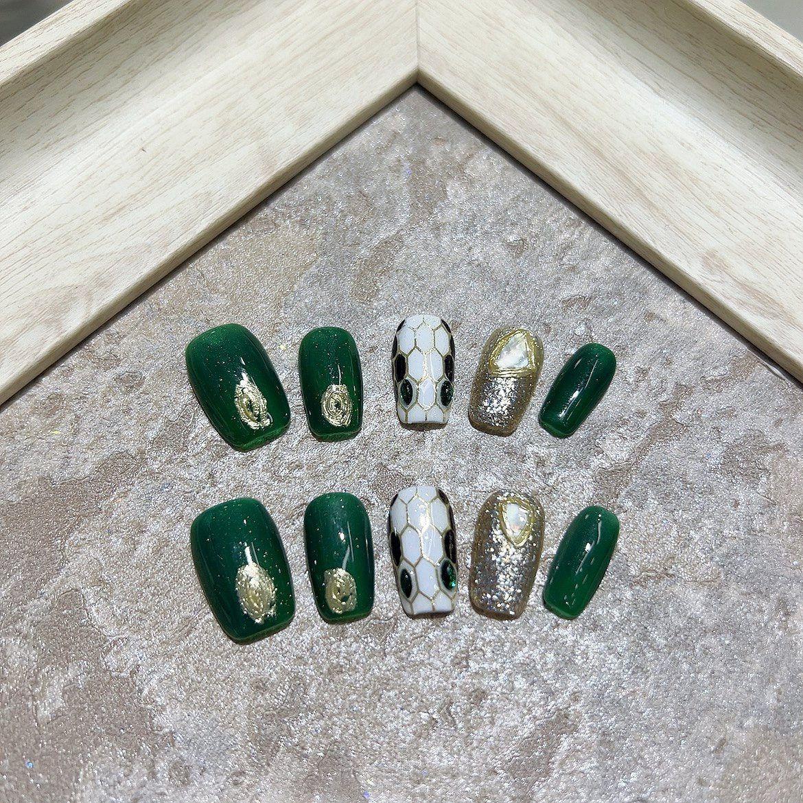 新年大牌同款蛇头手工穿戴甲绿色美甲爆闪高级感可拆卸美甲贴片
