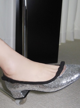 ElegiFemme原创Bella圆头蝴蝶结浅口银色单鞋亮片格利特芭蕾舞鞋