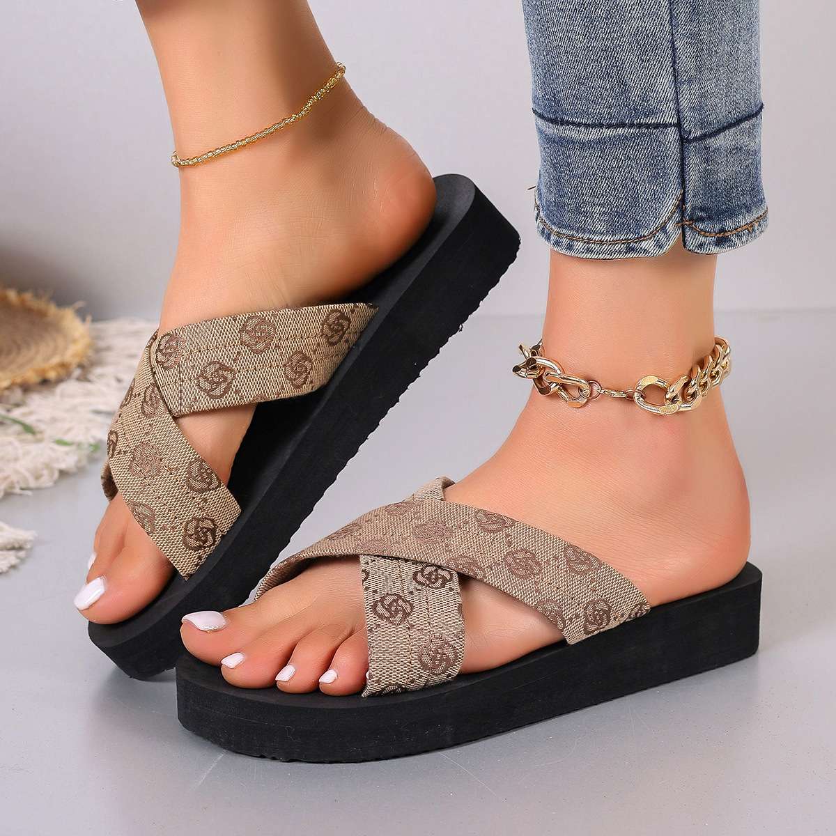 women shoes大码女士厚底交叉凉鞋个性花纹欧美风格轻便舒适2024