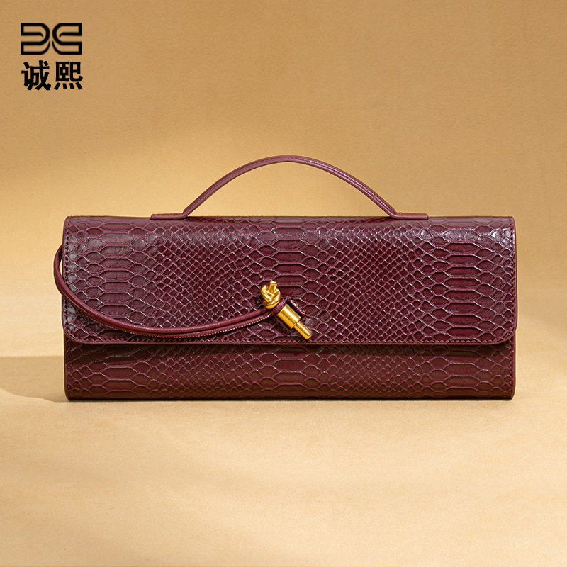 高级感手拿晚宴包包女款横版潮流石头纹法棍包复古小众单肩斜挎包