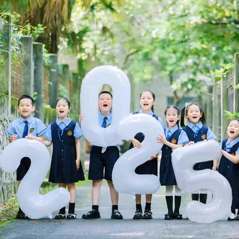 幼儿园毕业典礼场景布置2025数字气球装饰手举牌班级氛围拍摄道具