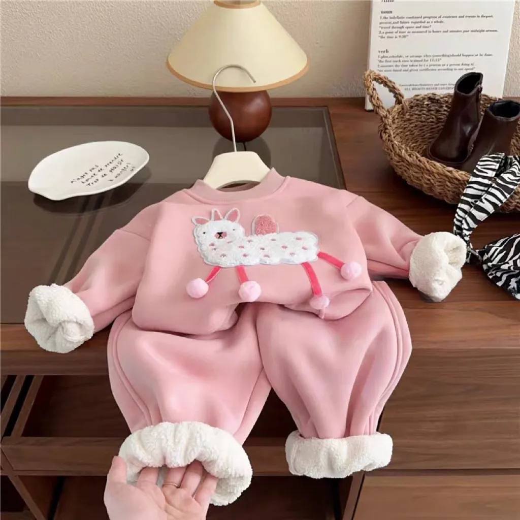 女童加绒卫衣套装2023新款女宝宝加厚可爱羊驼粉卫衣休闲裤两件套