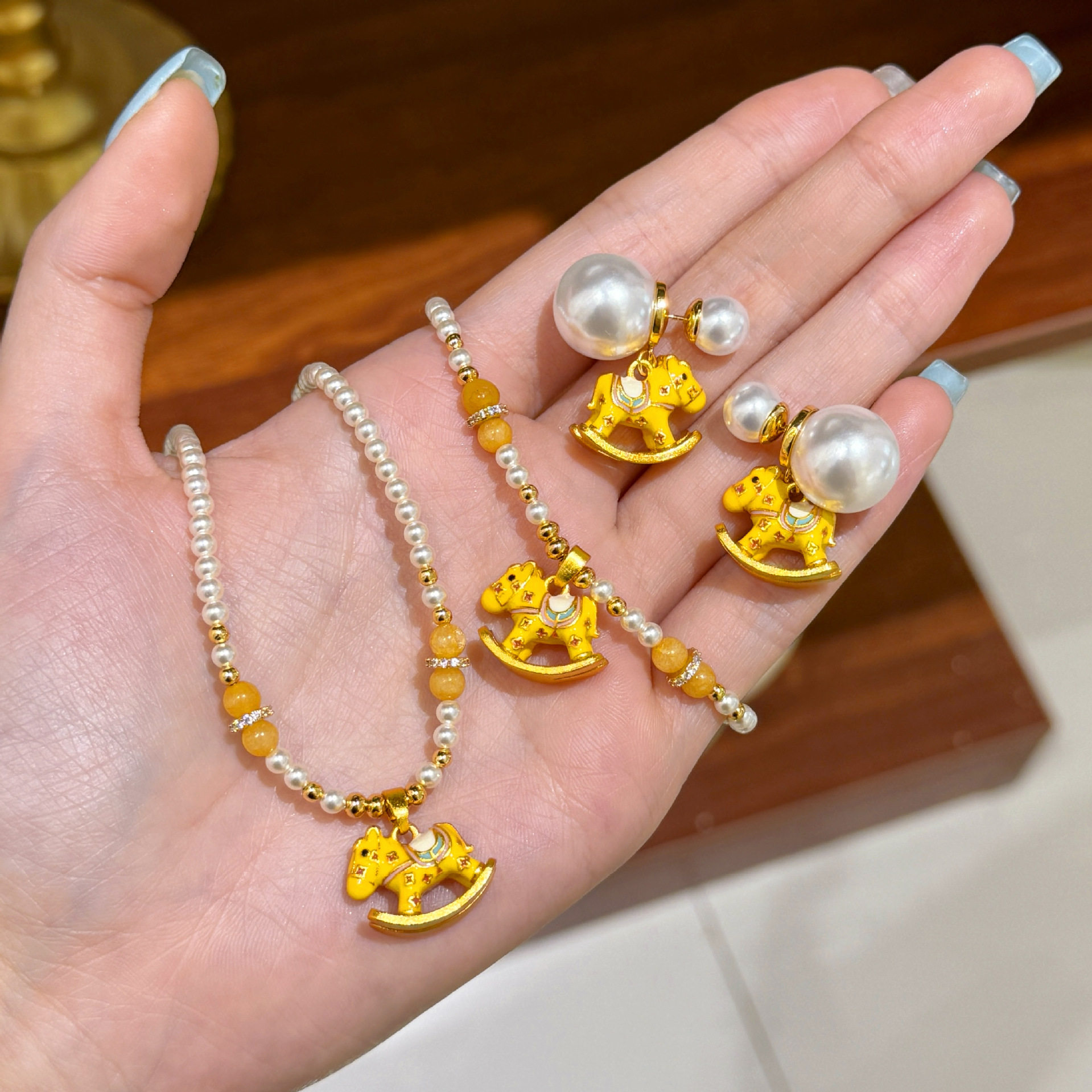 原创时尚可爱黄色滴油珐琅施家珍珠木马项链轻奢小众高级感锁骨链,饰品/流行首饰/时尚饰品新,项链,淘宝优惠券,粉丝福利购,淘宝优惠卷