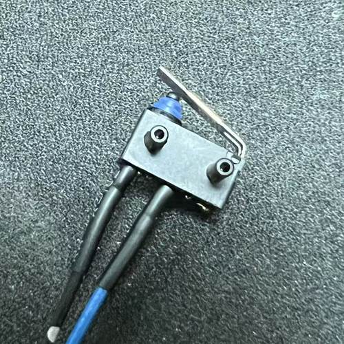 欧姆龙原装D2HW-BL263M防水小型微动开关直杆关带线常开型