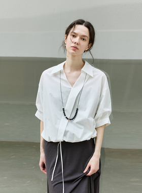 NON RESTRAIN法式压褶翻领白衬衫女下摆抽绳宽松通勤中袖V领衬衣