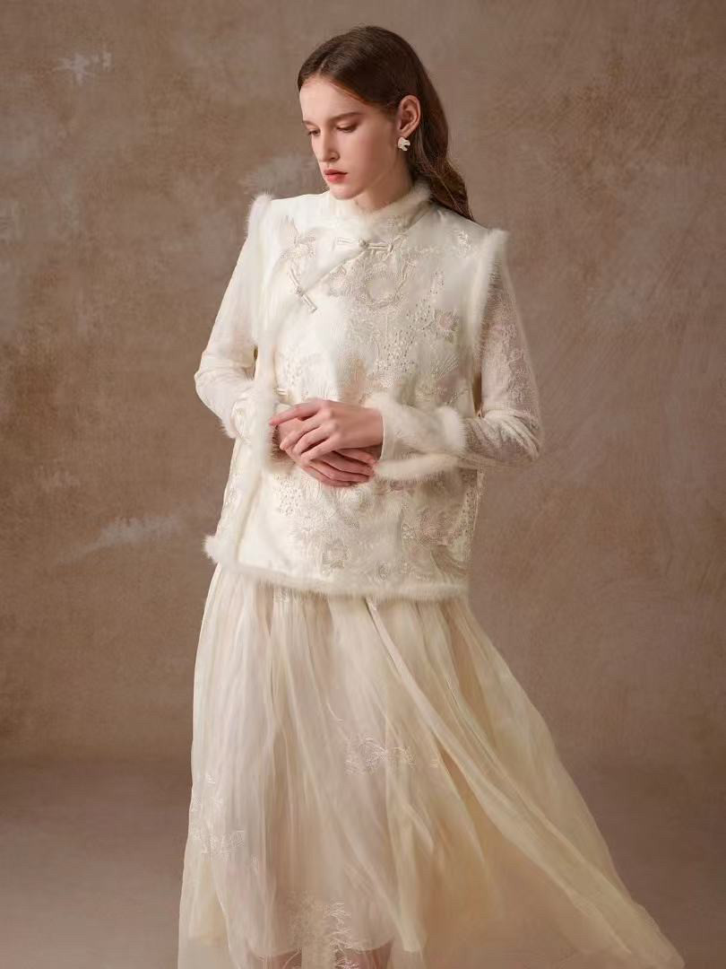 章海燕秋冬新款 显年轻新中式斜襟盘扣重工刺绣钉珠醋酸马甲F261