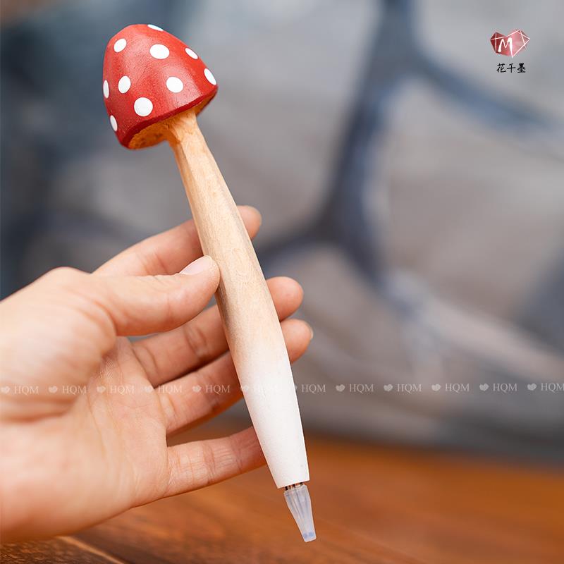 纯手工可爱蘑菇实木雕刻中性笔森系文艺摆件碳素签字笔学生礼物女