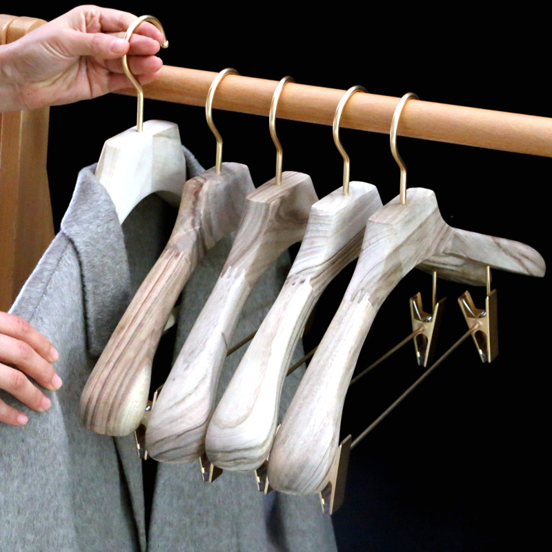 衣橱实木衣架家用衣柜女士宽肩不鼓包无痕大衣西装原木香樟木衣架