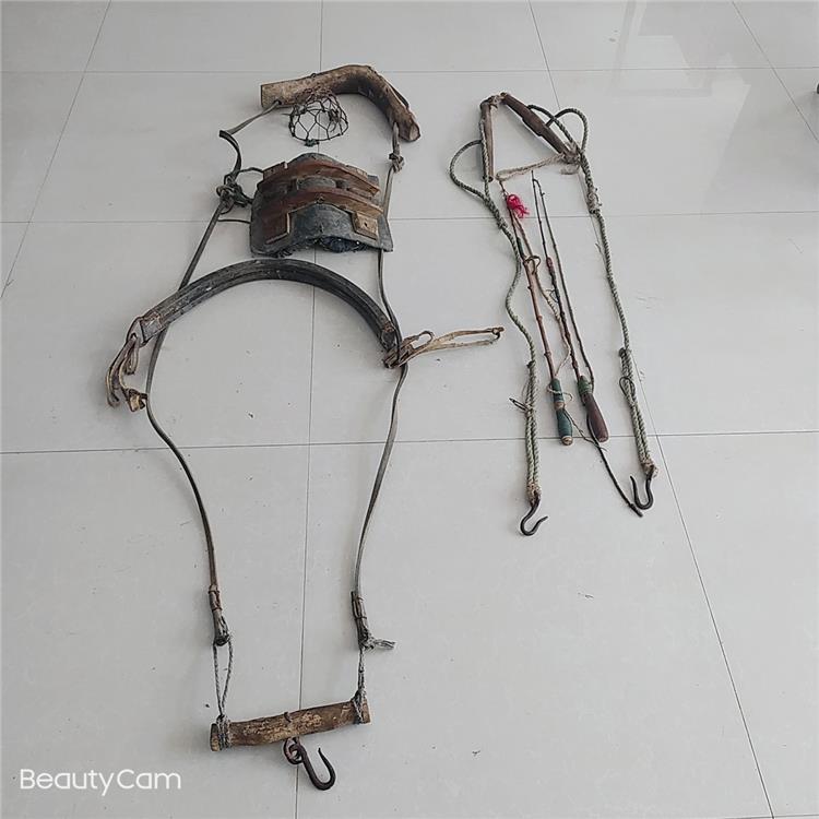 民俗老物件老式老马具马鞭子搔头马鞍旧货杂项博物馆复古装饰摆件