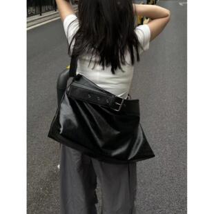 2024今年流行高级感大容量软皮托特包男女通用慵懒风单肩斜挎包包