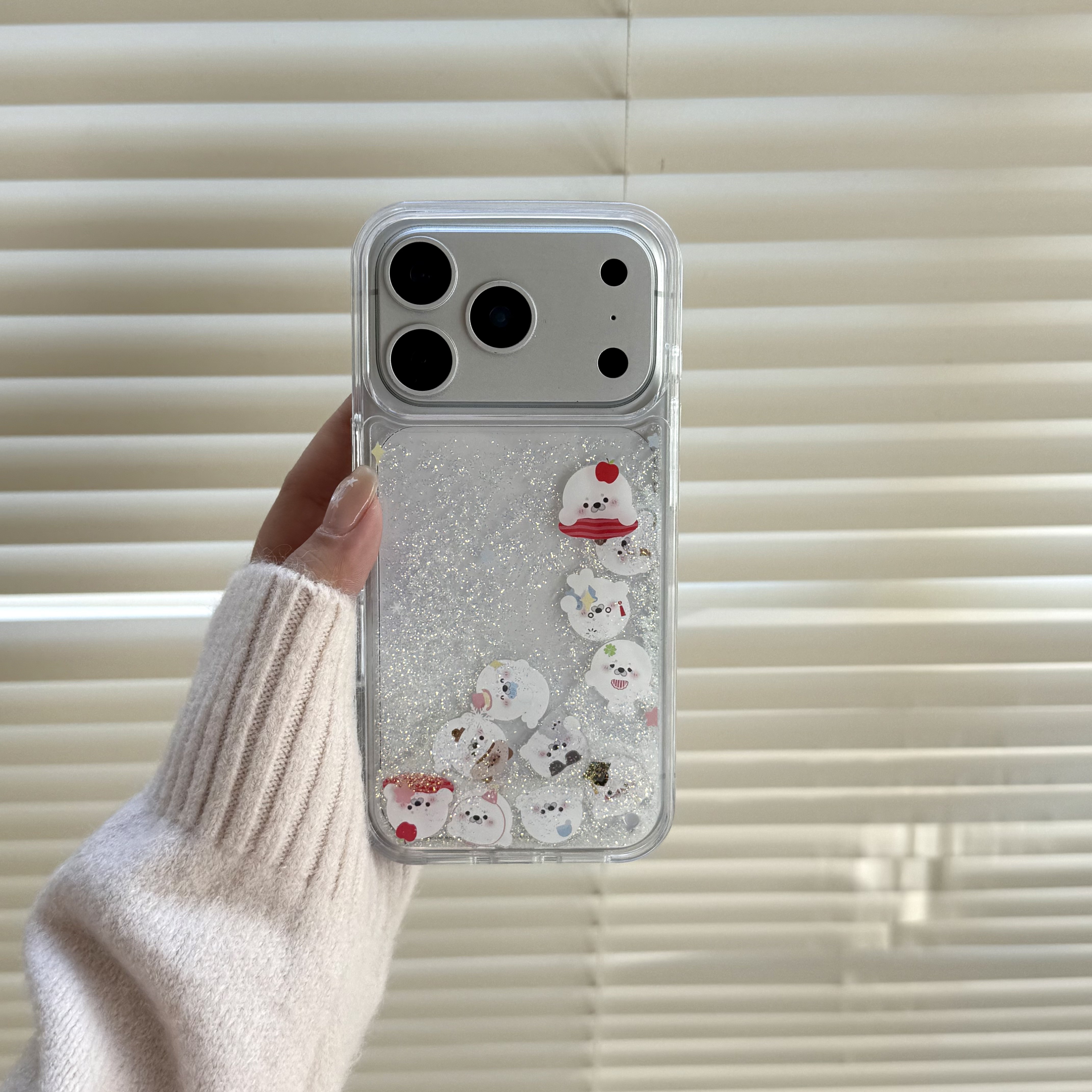 流沙闪粉小海豹适用iPhone17promax手机壳16苹果15pm卡通14全包13透明男女新年春款马年高级感气囊防摔保护套
