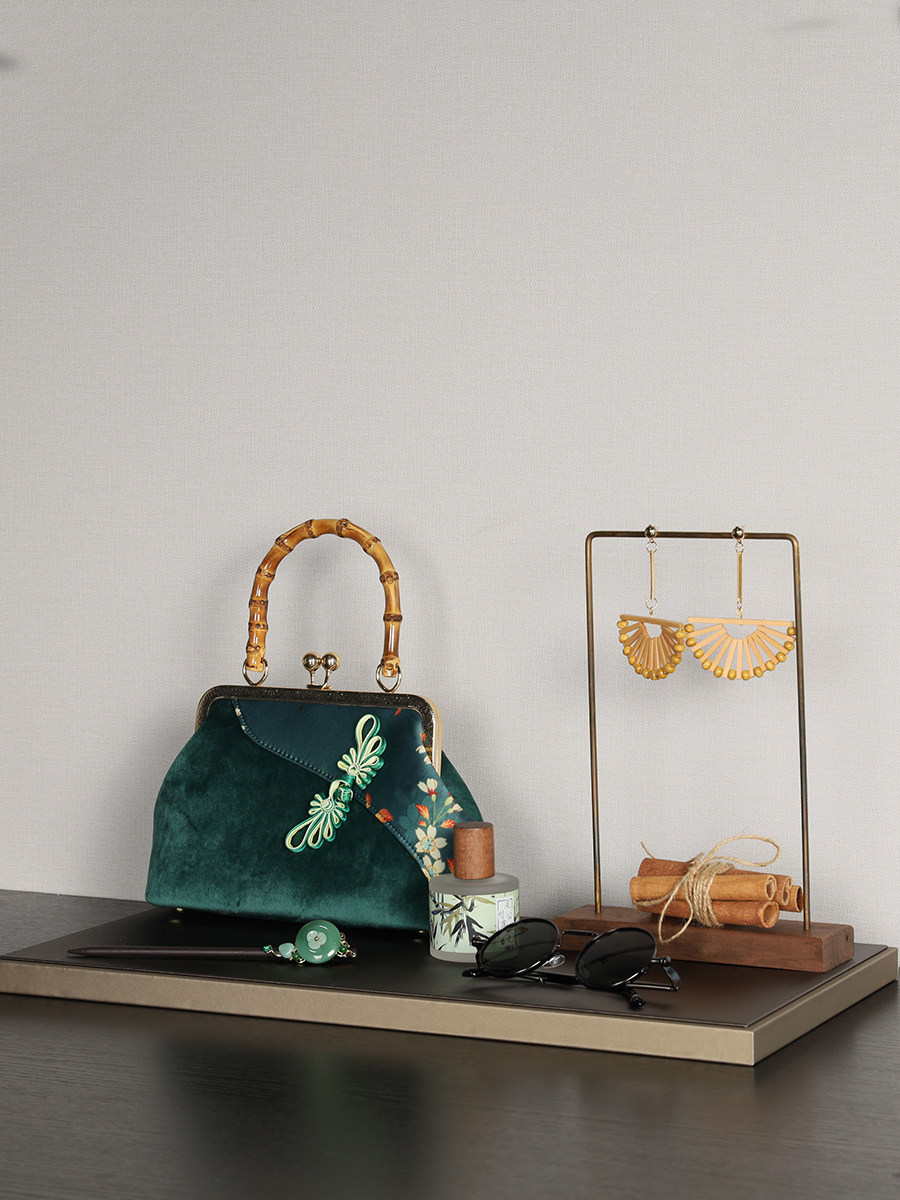 新中式样板房衣帽间搭配套装软装设计衣柜摆件包包耳环组合道具品