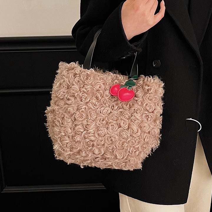 秋冬羊羔毛绒绒通勤百搭水桶包