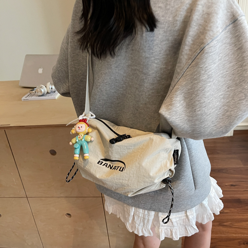 休闲百搭饺子包女2025新款大容量通勤尼龙日系小众轻便运动斜挎包
