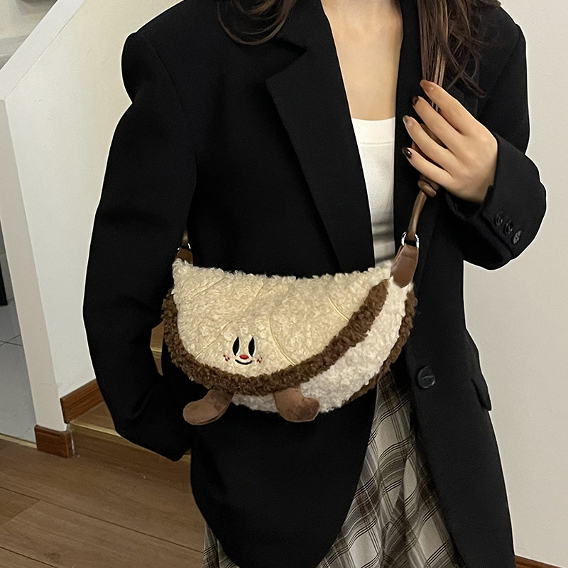 2025新款可爱卡通美拉德风毛绒包包女式百搭单肩包通勤斜跨牛角包
