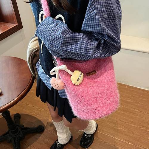 水桶包包女2025新款毛绒单肩包