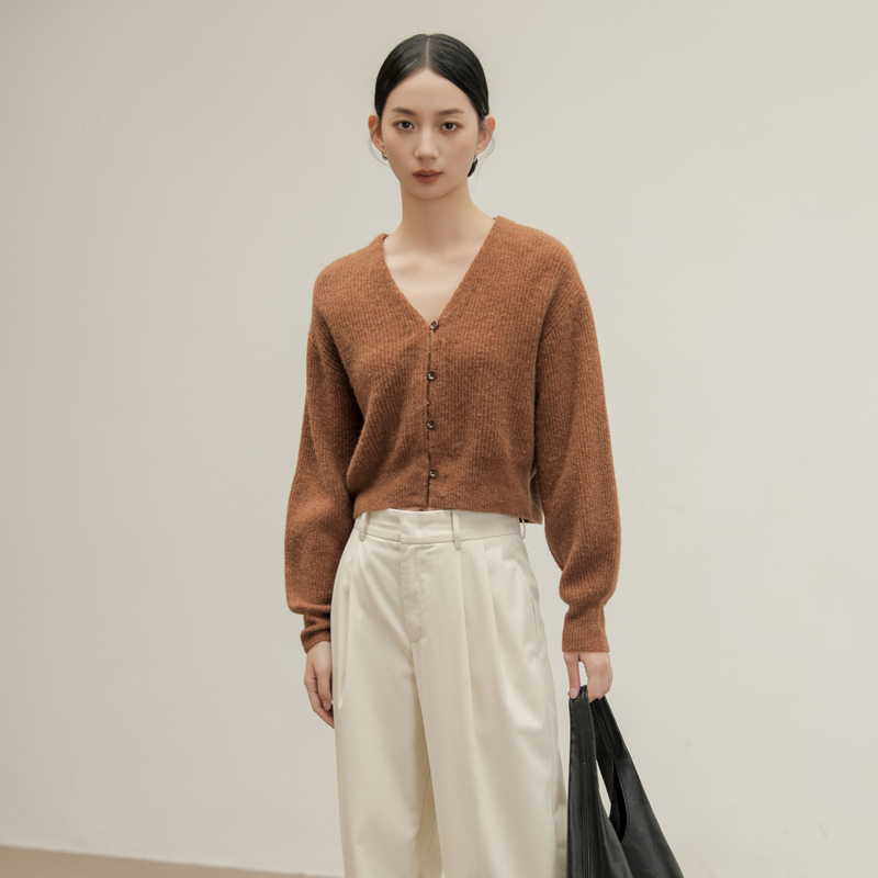 AIRIQI奥莱女装V领针织衫显瘦舒适极简大气短款长袖开衫BZ41KS011