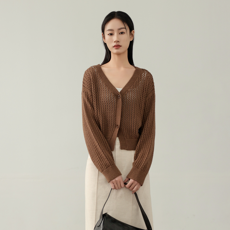 AIRIQI奥莱女装V领针织衫复古慵懒极简大气短款开衫BZ41KS424