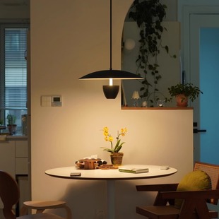 餐厅吊灯现代简约黑骑士岛台吧台飞碟吊灯北欧极简创意圆桌餐厅灯