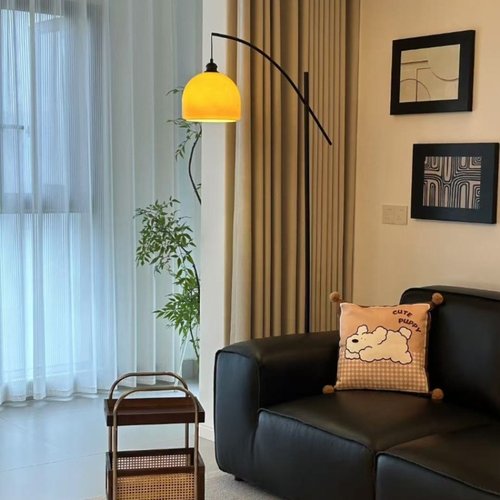 中古风日落橙落地灯客厅沙发旁