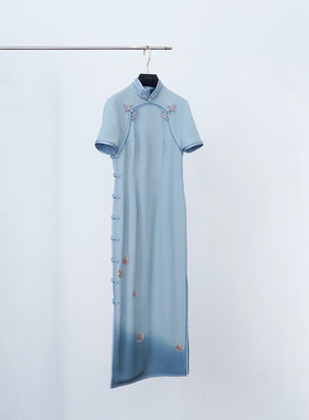 门里门外蓝色绣花正绢旗袍BR25XQ0673A