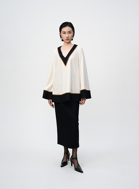 米白色羊毛混纺V领上衣BO24QS0327L黑色羊毛半裙BR24QB0609B