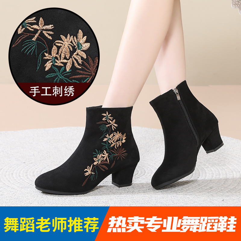 日本品质国风刺绣绒面现代舞蹈鞋女软底秋冬加绒高跟妈妈短靴带跟