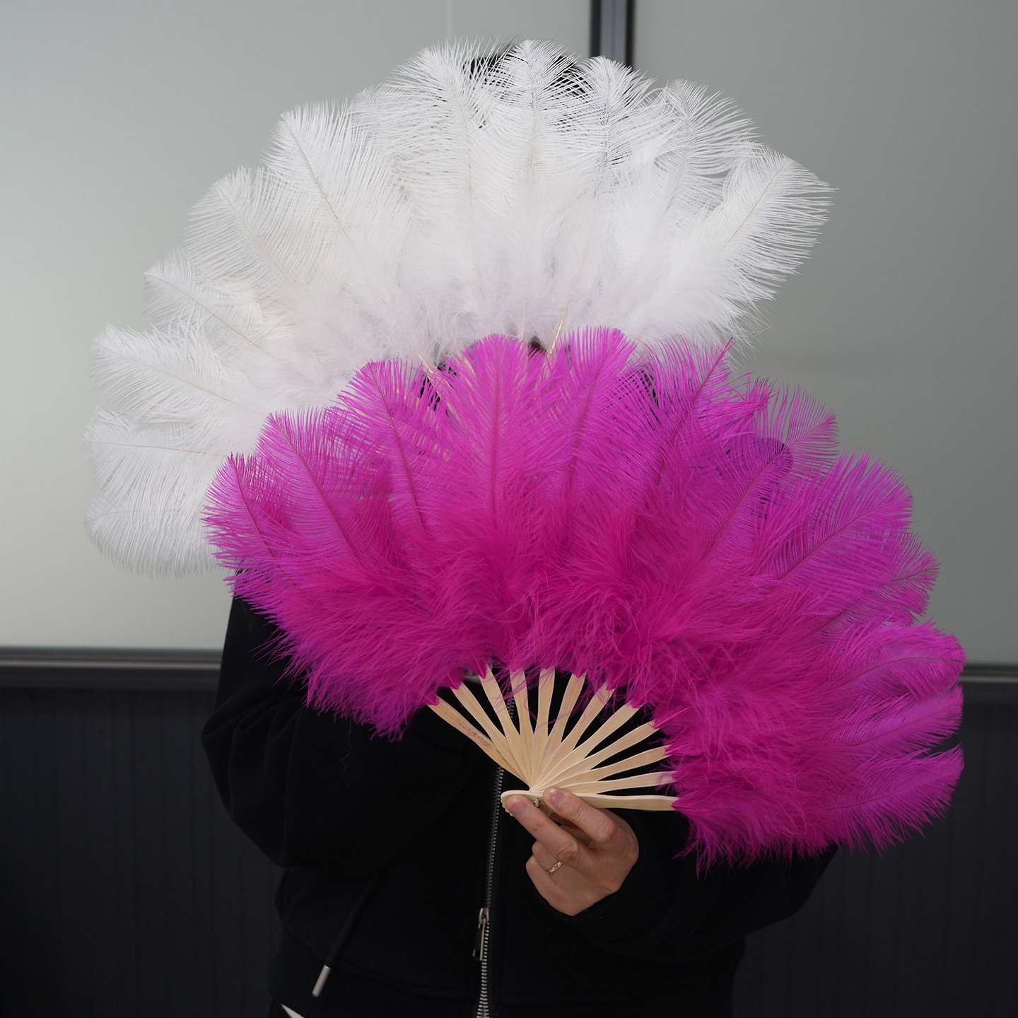 新款彩色鸵鸟羽毛扇子舞台酒吧表演走秀拍摄道具绒毛扇折扇演出扇