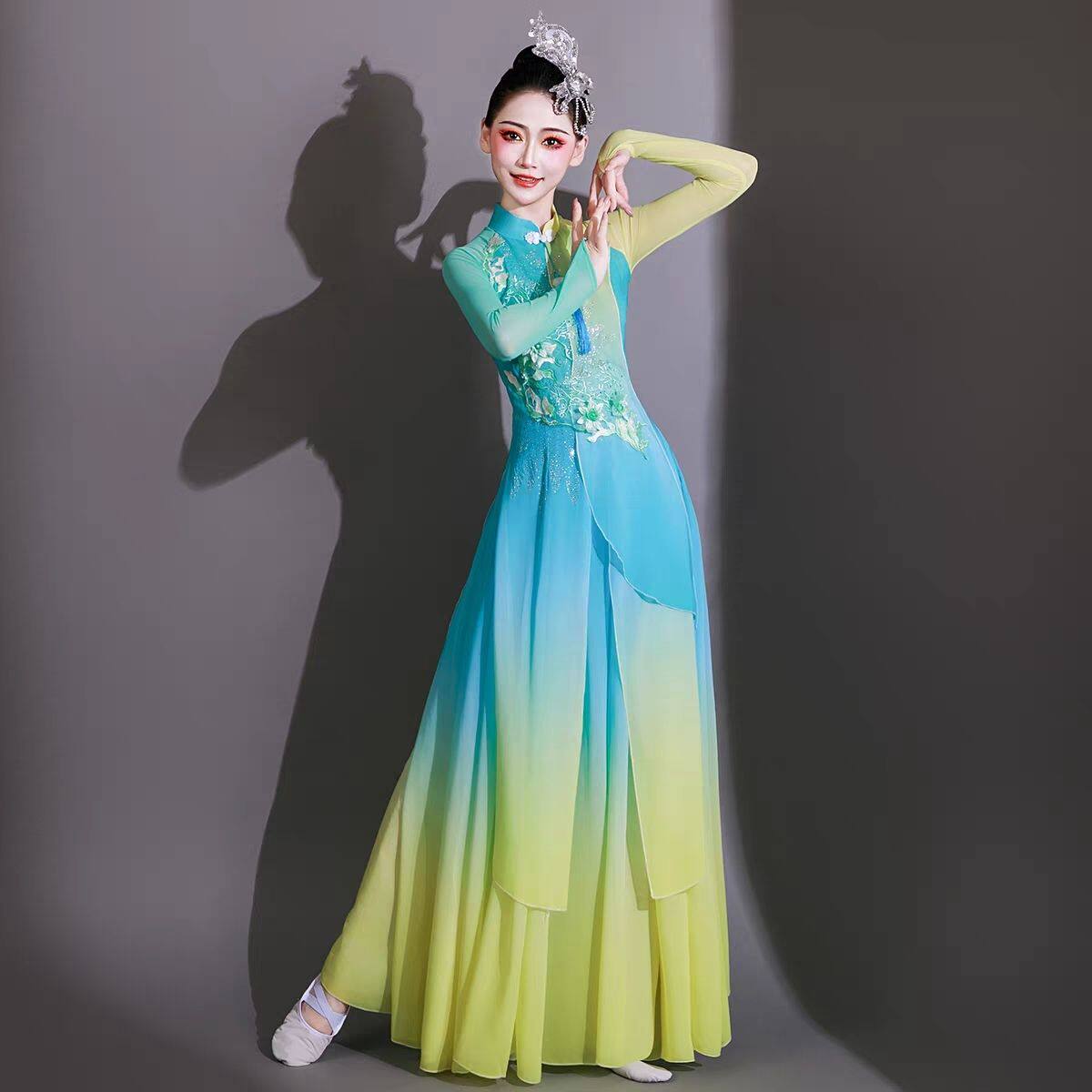 茉莉花古典舞蹈演出服女飘逸中国风独舞扇子秧歌伞舞表演服装套装