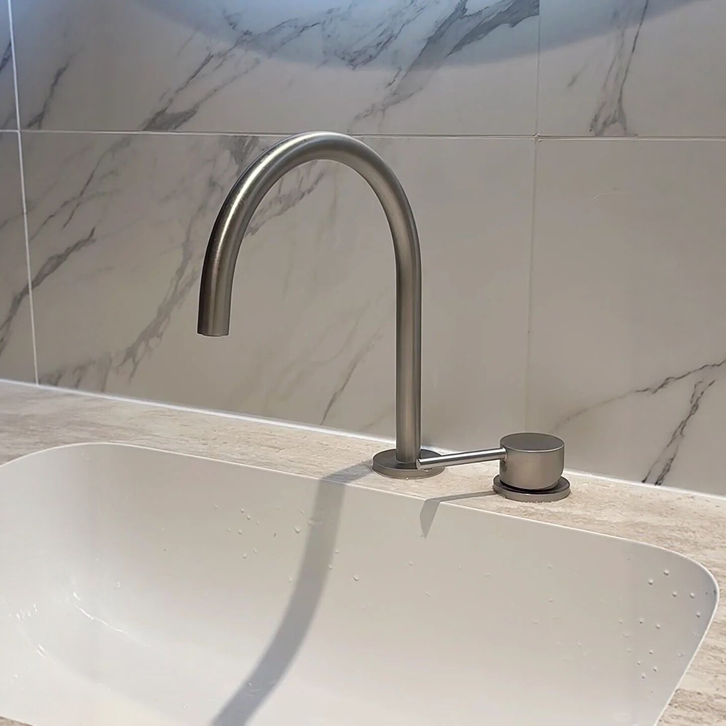 拉丝镍银分体式单把双孔可旋转冷热面盆水龙头洗手台池洗脸盆枪灰