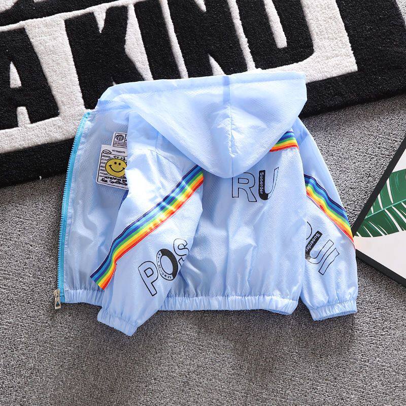 남아 및 여아용 아동용 자외선 차단 의류. 가볍고 통기성이 뛰어난 아동용 여름 캐주얼 의류입니다