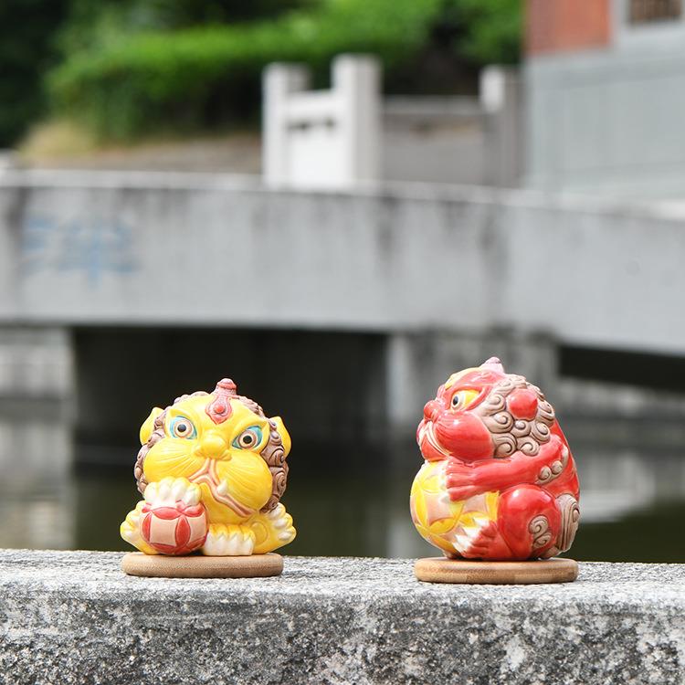 吉狮行乐陶瓷工艺品手绘传统交趾陶艺术摆设汽车装饰车载摆件