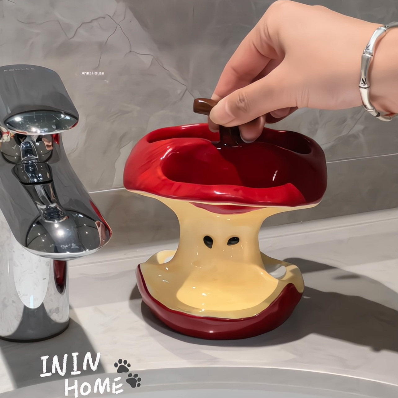 ININHOME创意陶瓷苹果牙刷置物架牙刷底座牙刷架笔筒家居摆件