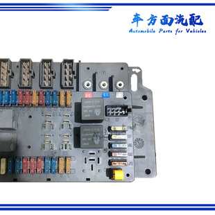 适用于重汽豪沃配电继电器插头保险盒电源接线盒总成WG97165800