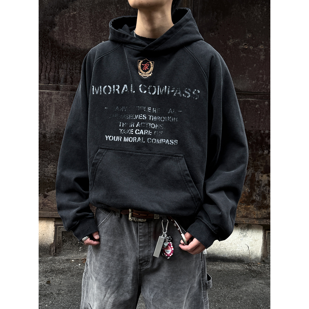 水洗做旧脏染字母印花连帽卫衣