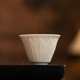 仿宋定窑白浮雕莲瓣茶杯主人杯品茗杯闻香杯家用个人泡茶杯子杯垫