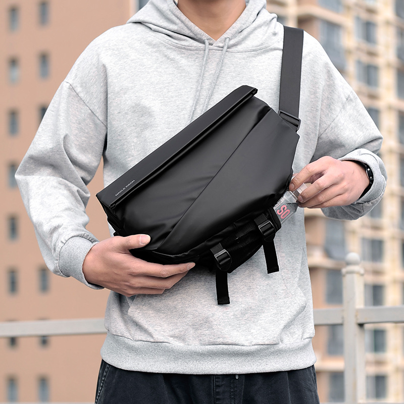 日本品质爆款男士胸包个性背包斜挎包防水耐磨休闲包高级感时尚单