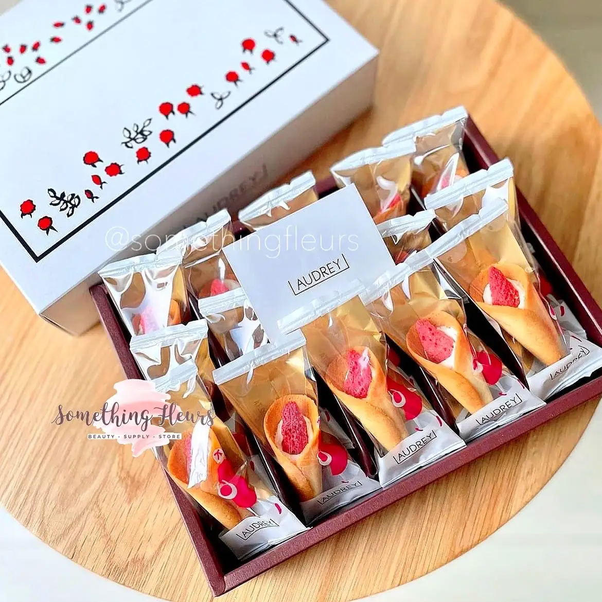 日本进口audrey草莓冻干奶油夹心玫瑰蛋卷饼干情人节零食送女友