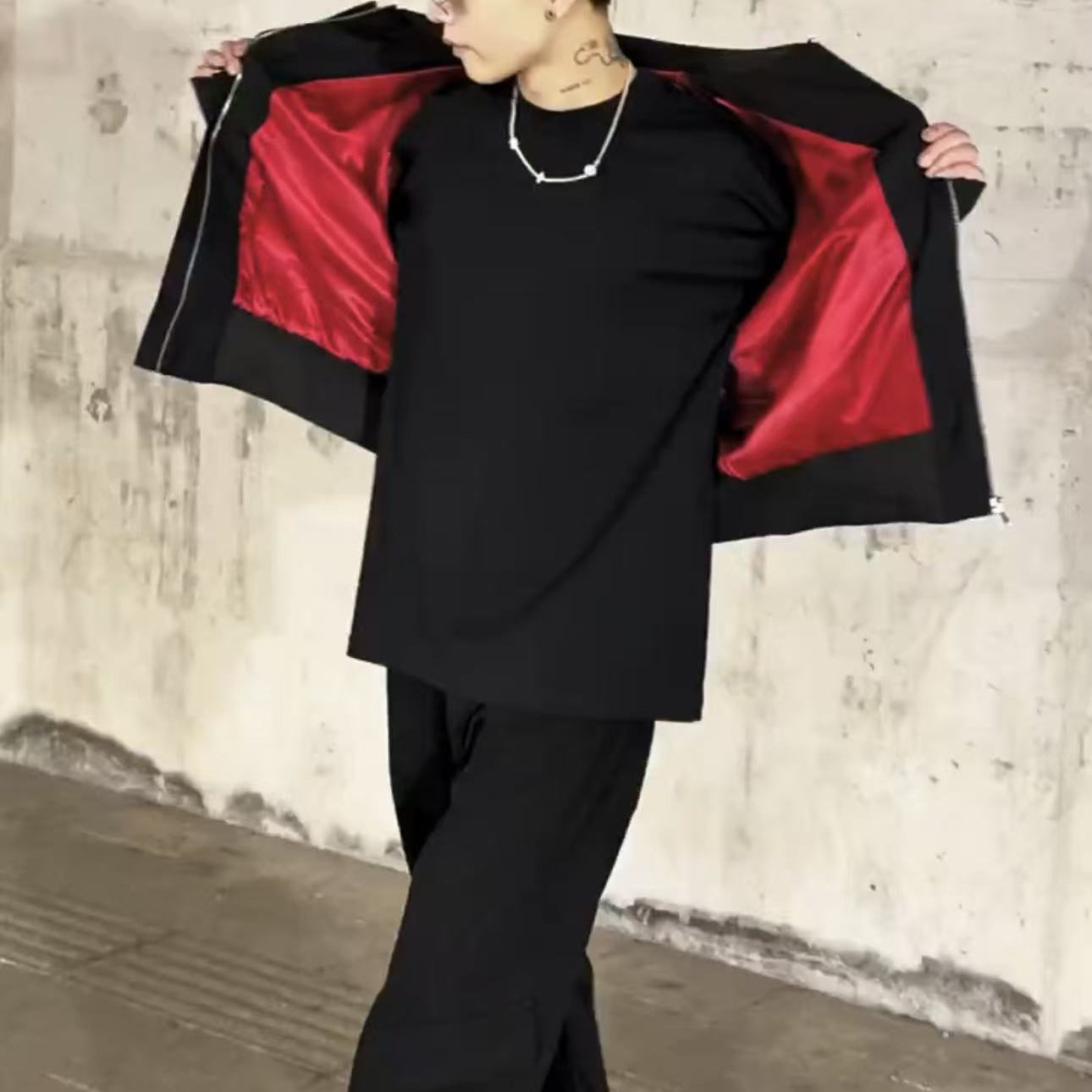 花百万同款高级感黑外红内棒球服