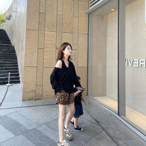 简约时尚穿搭气质露肩长袖上衣女