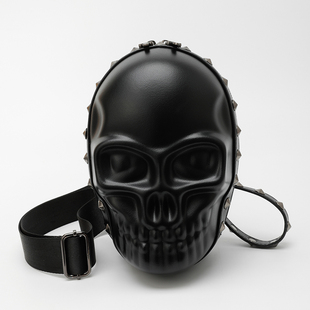 骷髅头斜挎包高级感小众铆钉小背包胸包运动机车包潮 个性 新款 男士