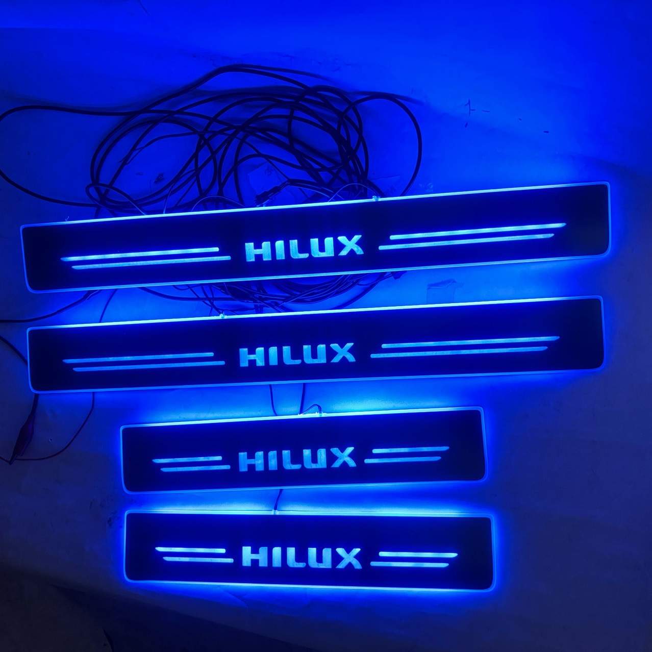 4片适用于丰田HILUX带LED灯流光动态跑马灯门槛条 迎宾踏板改装