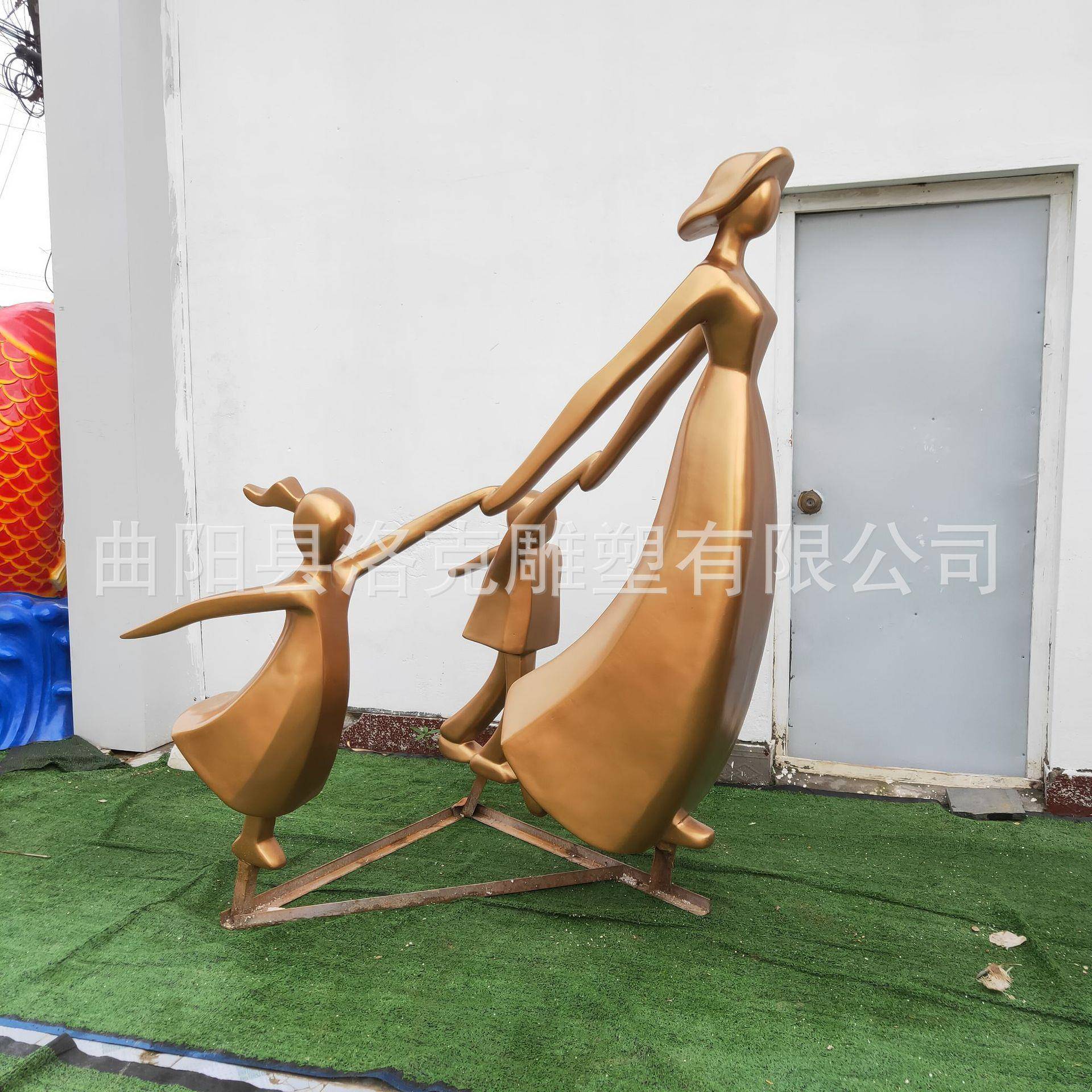供应室外人物景观雕塑玻璃钢仿铜雕塑母亲与小孩家庭游戏雕塑
