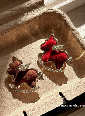 新年红色植绒小马胸针女高端精致时尚别针搭配毛衣胸花固定扣配饰