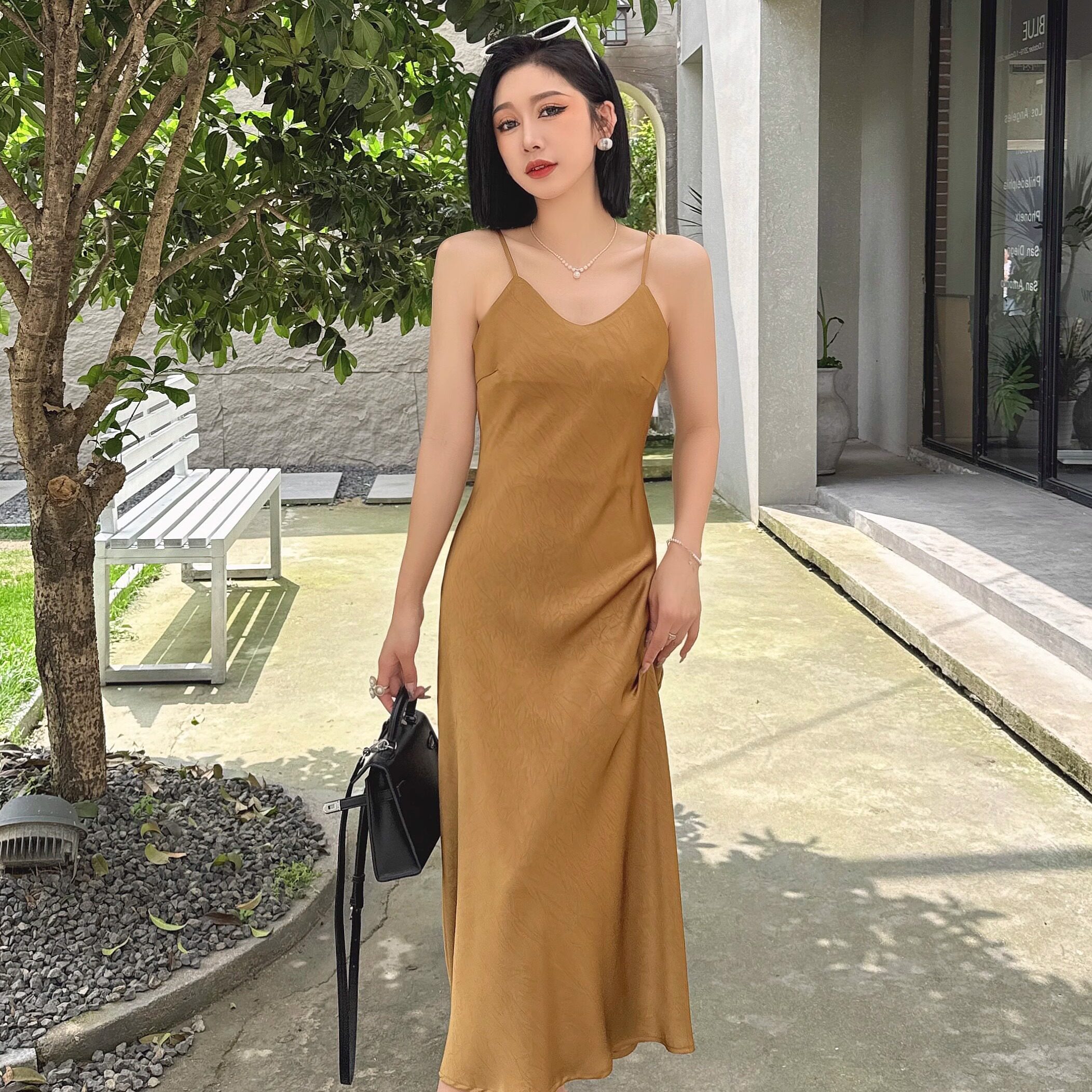吊带连衣裙高级真丝多巴胺女夏内搭中长款缎面醋酸设计感修身长裙